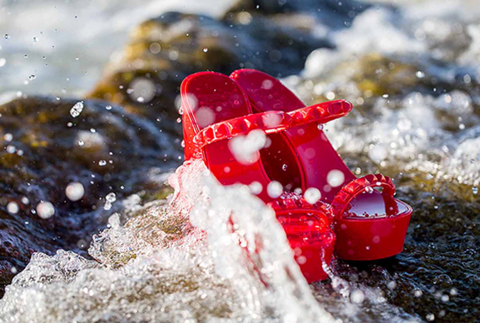 How Jelly Sandals Are Making Waves in Footwear Fashion