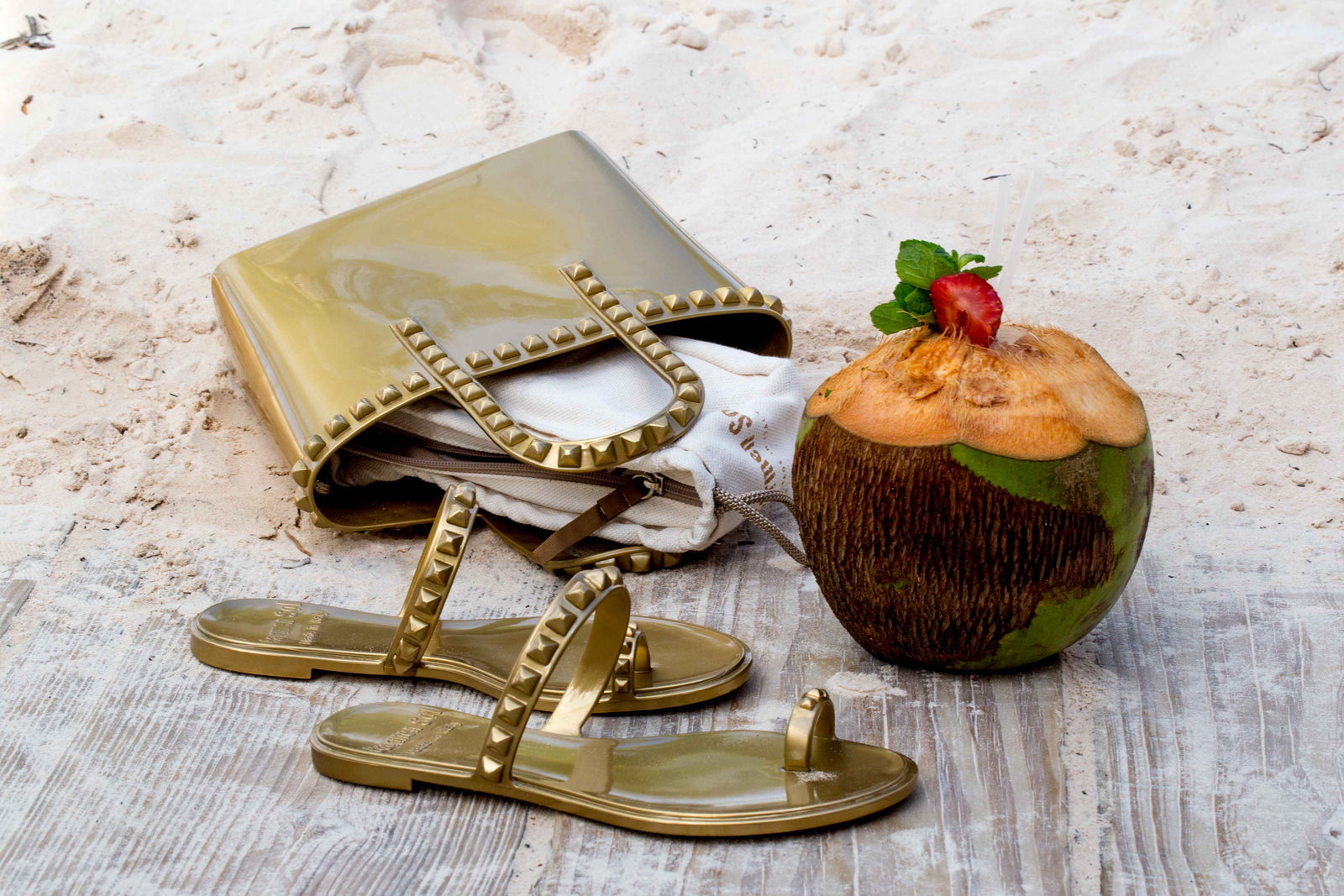 Sustainable Carmen Sol jelly beach purse and matching jelly sandals in color gold