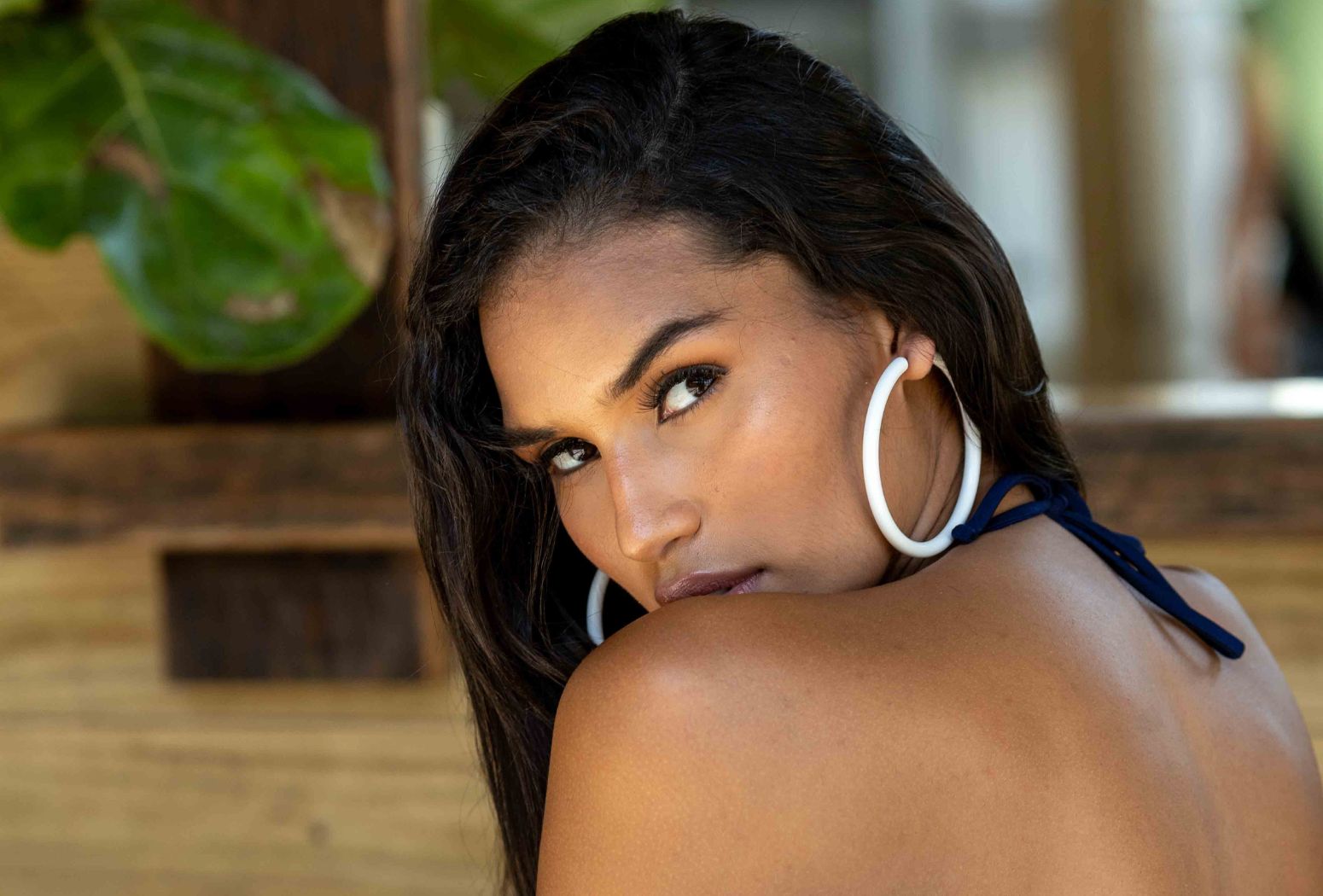 Embrace Effortless Elegance with Carmen Sol's Weightless Hoop Earrings