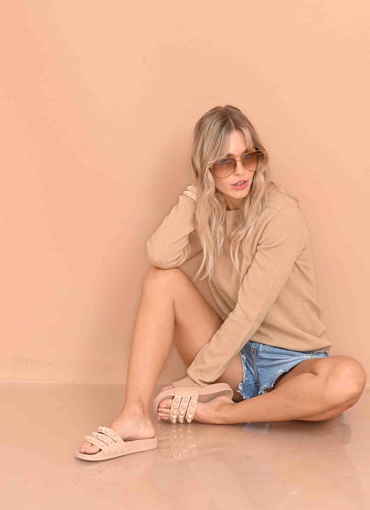 Girl wearing Blush color summer slides, Jelly platform sandals, Jelly bracelets, Blush aviator sunglasses made in Italy best combination for beach lovers made in Italy.
