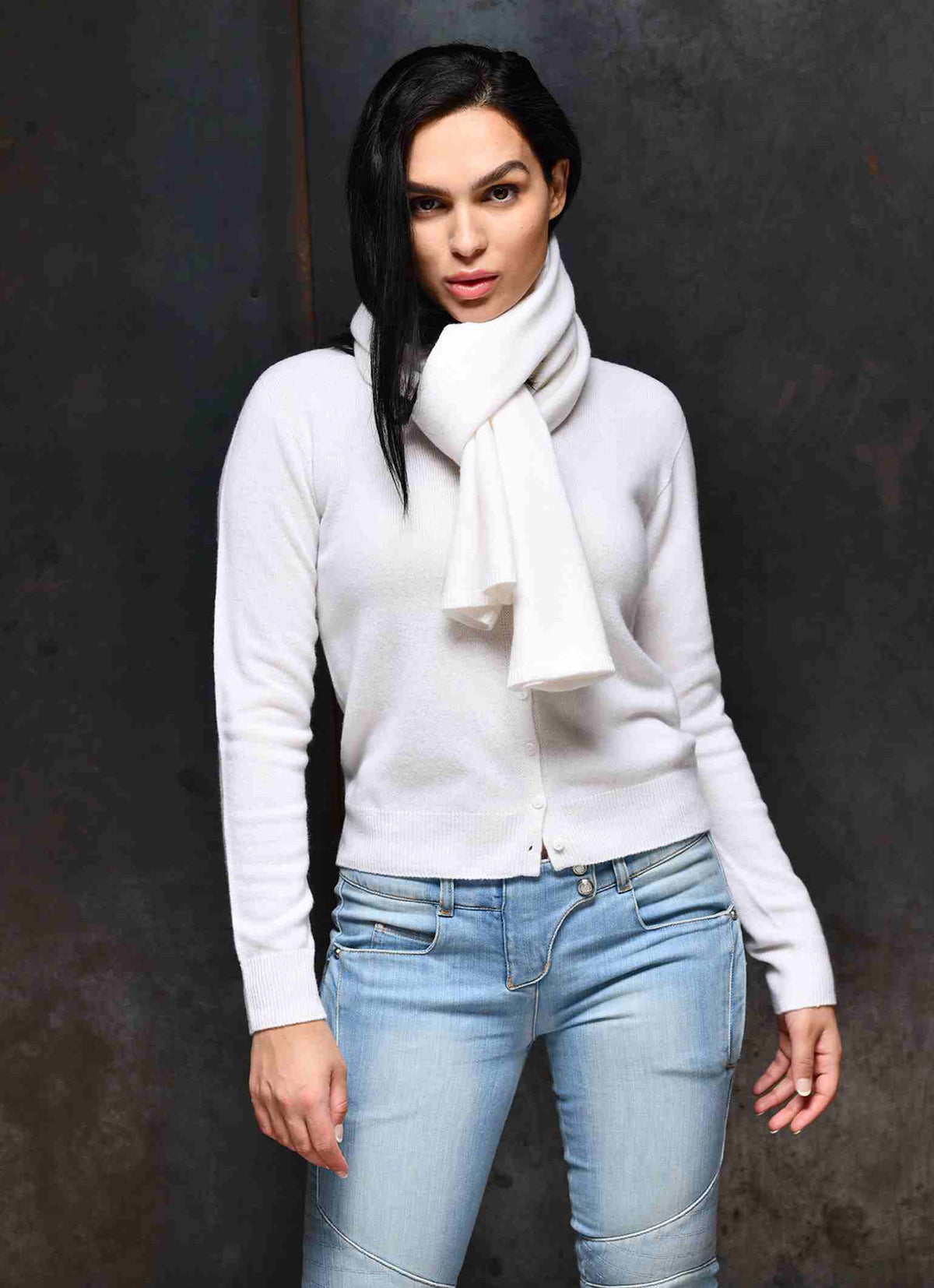Women wearing Cervinia pure cashmere scarf with matching Carmen Sol in color white