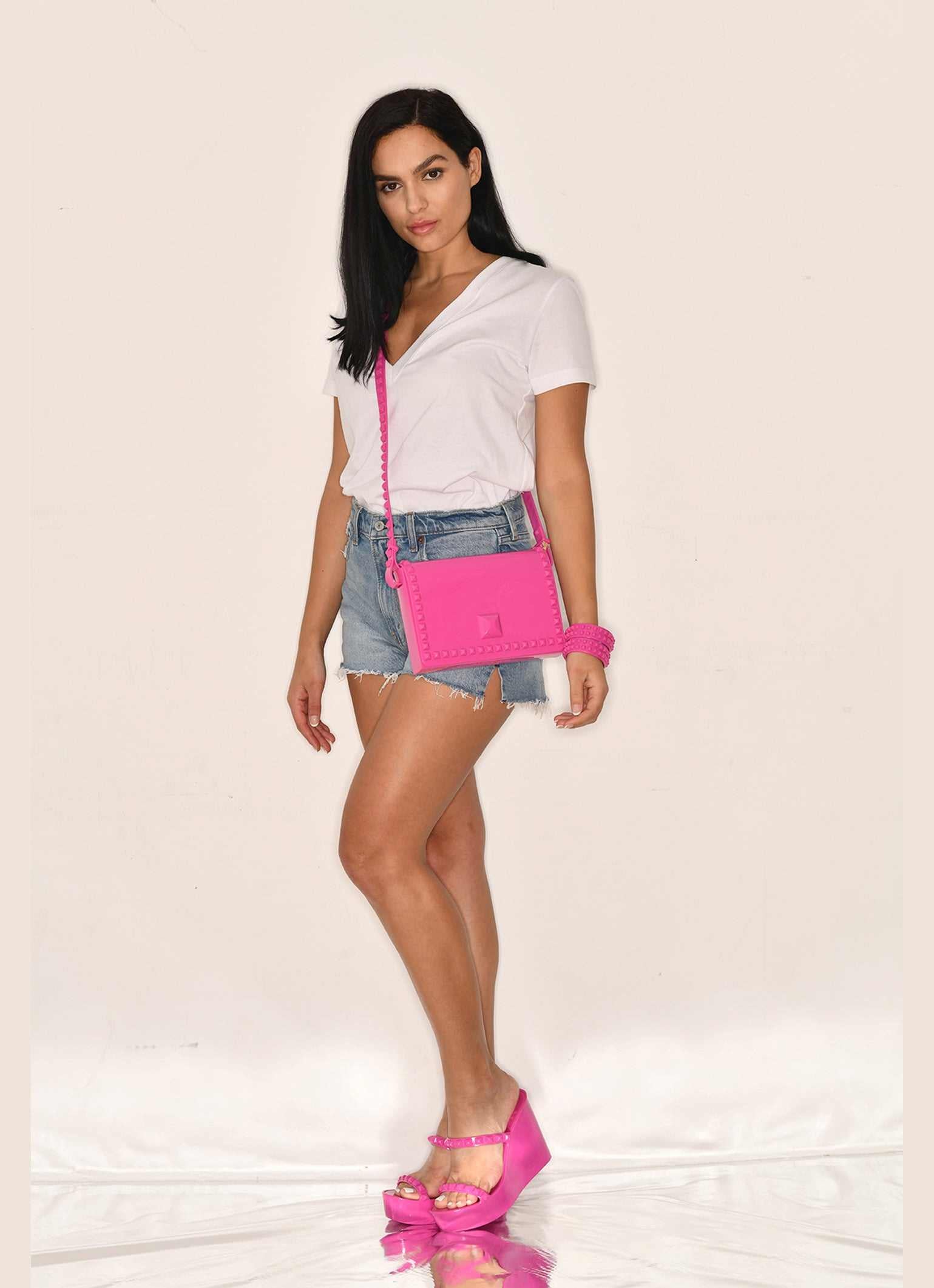 Flap jelly beach bags paired with Carmen Sol jelly bracelets and wedges