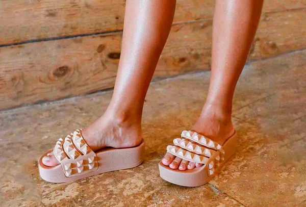 A Festive Revival: Carmen Sol Jelly Shoes for Vacation Style and Christmas 2025