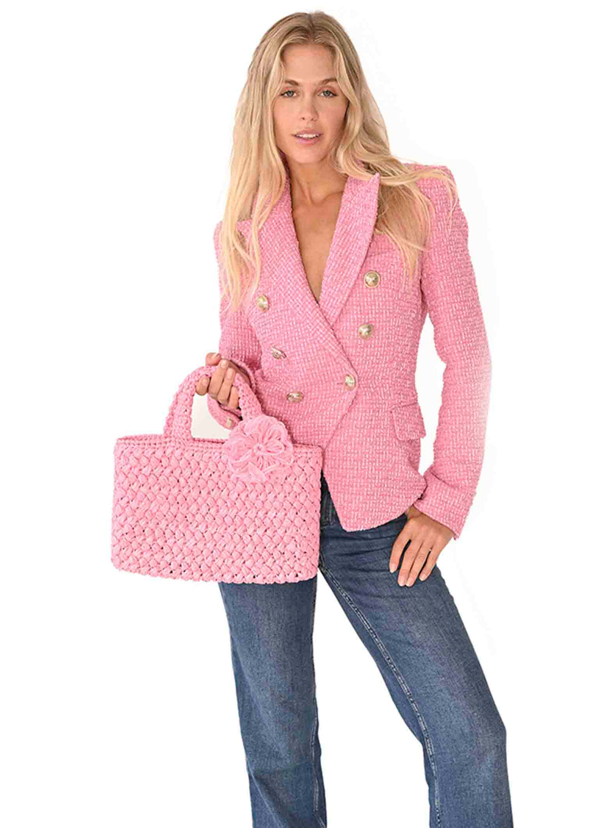Women carries Baby pink Positano Raffia Small Bag perfect for beach and shopping lovers made in Italy from Carmen Sol