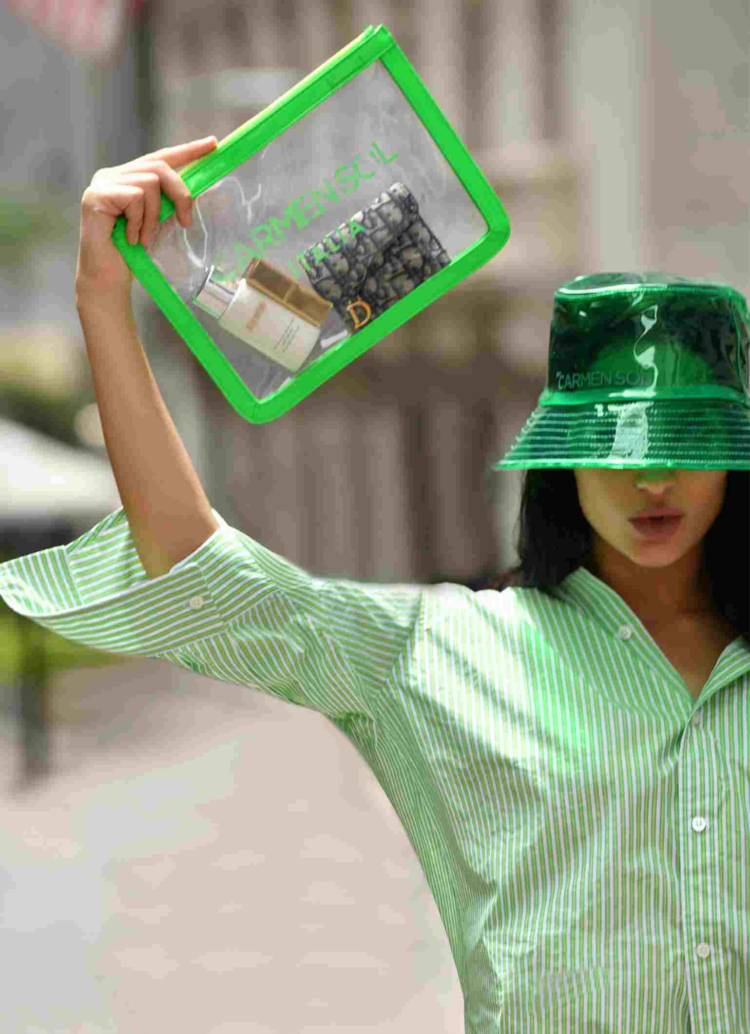 neon green beach purse paired with Carmen Sol bucket hat