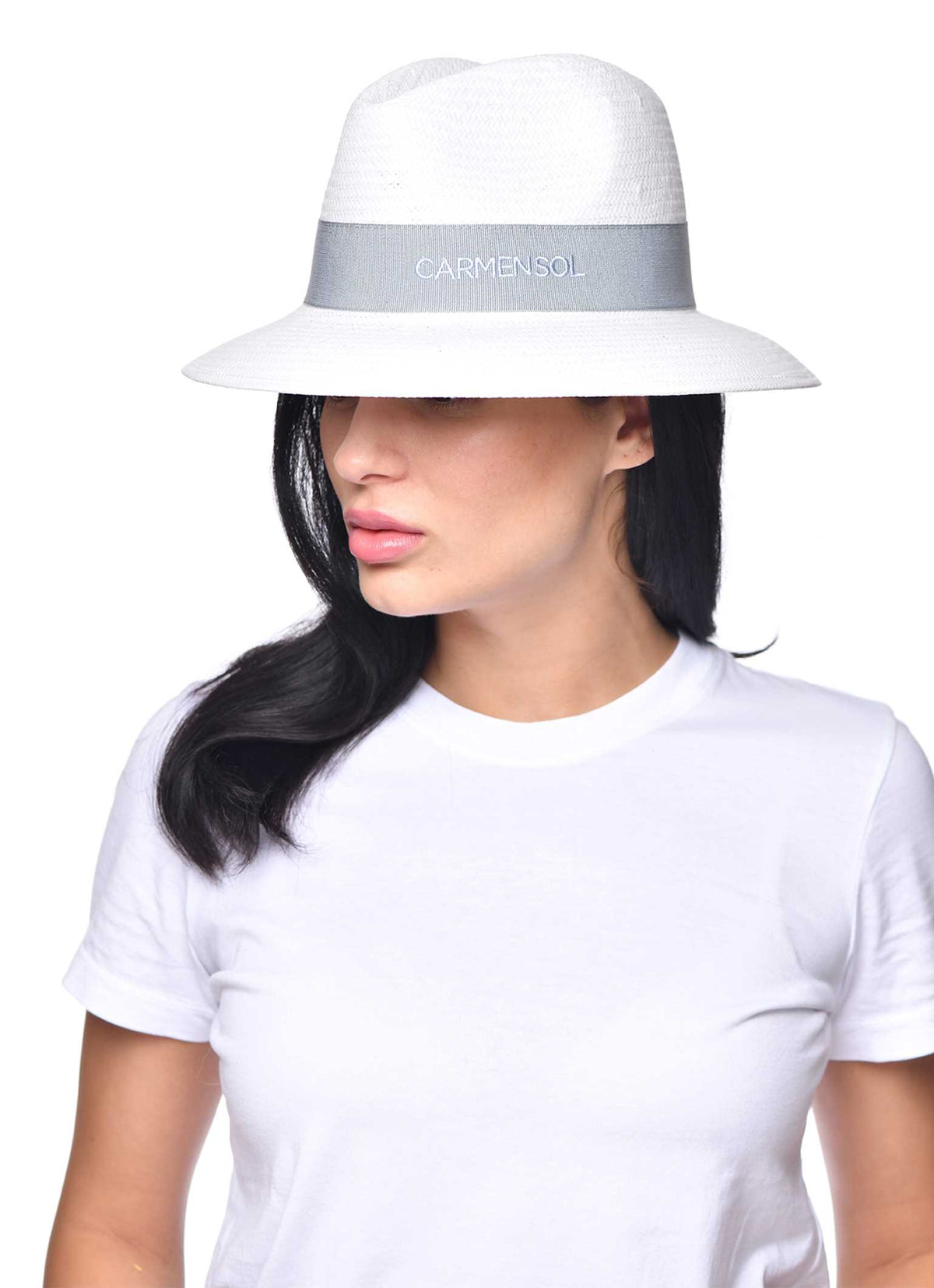 Women wearing Carmen Sol Dolores 2 packable beach hat in color grey