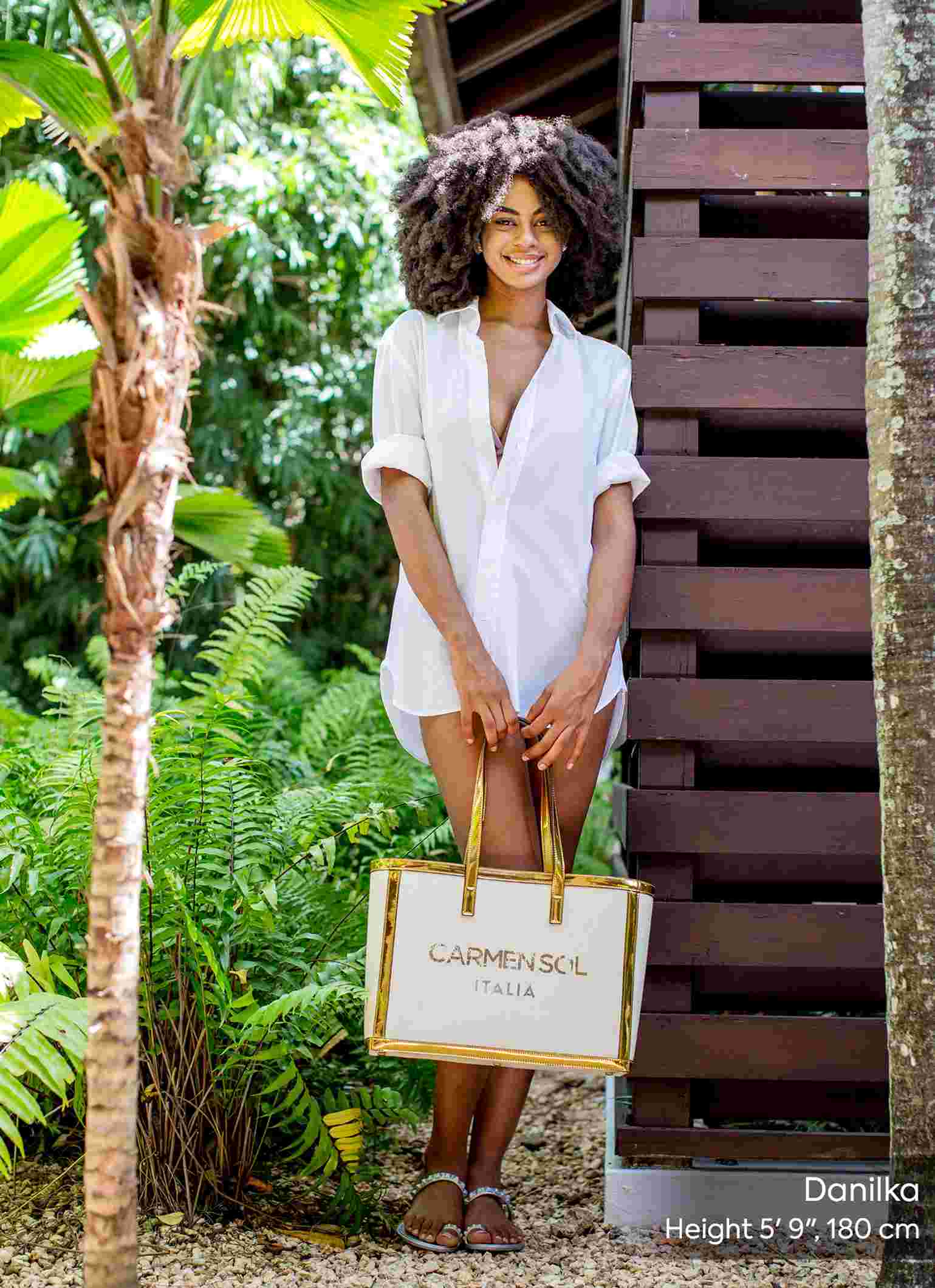 Capri large tote bags in gold paired with silver jelly sandals from Carmen Sol