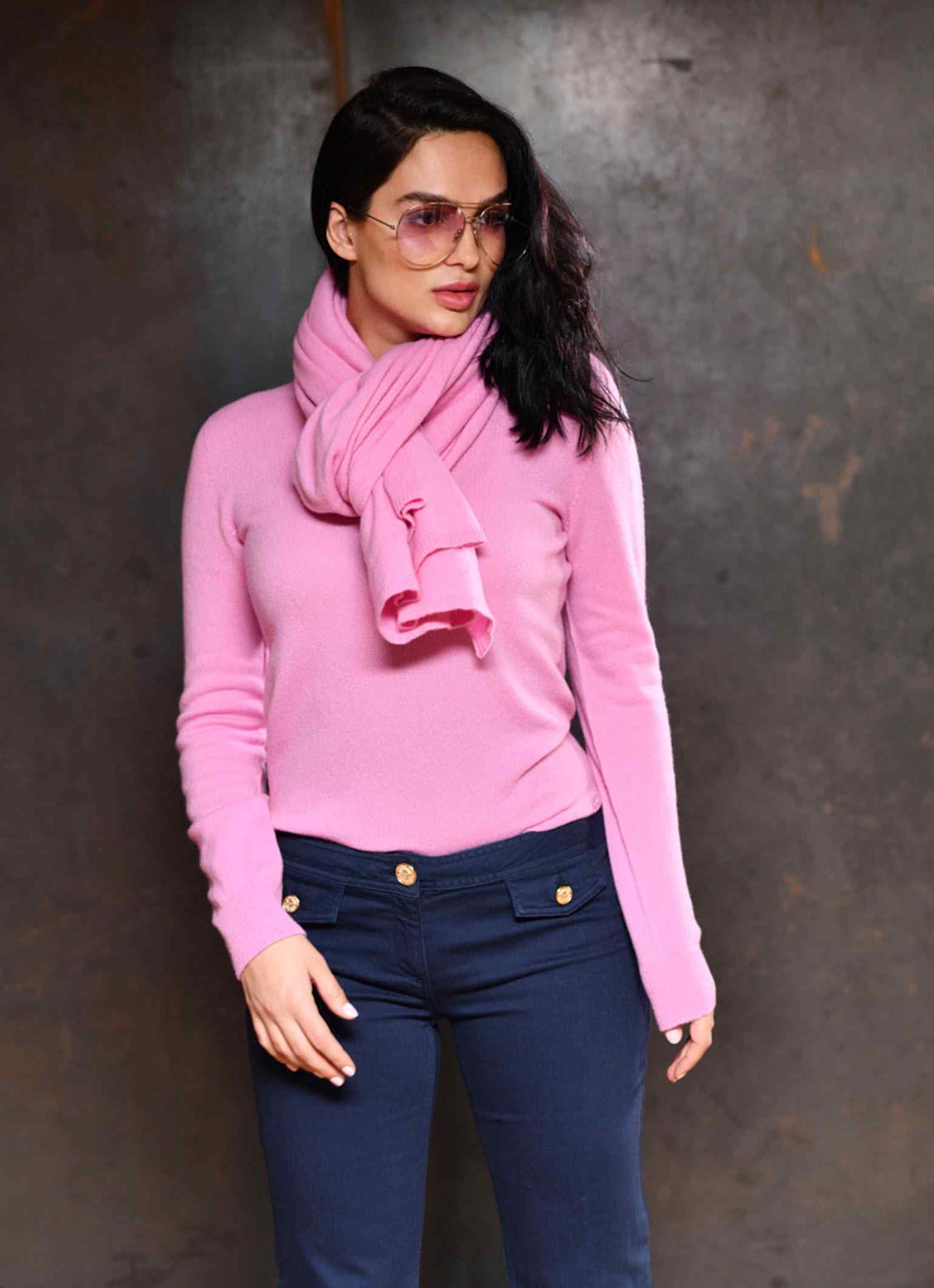 Women wearing Carmen Sol round neck Cortina cashmere sweater in color pink with matching shawl and sunglasses