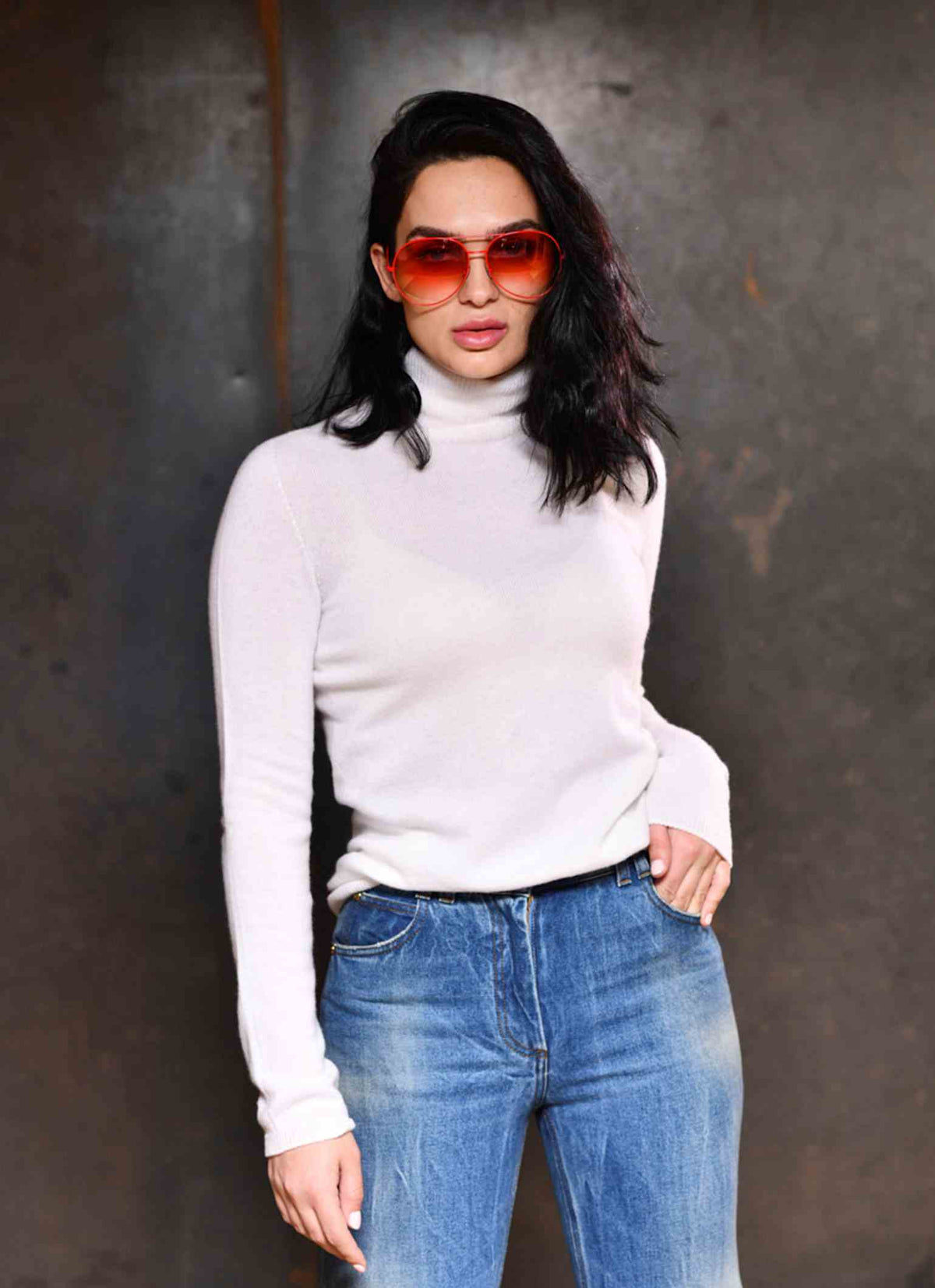 Women wearing turtleneck pure cashmere sweater in color white with jeans and sunglasses