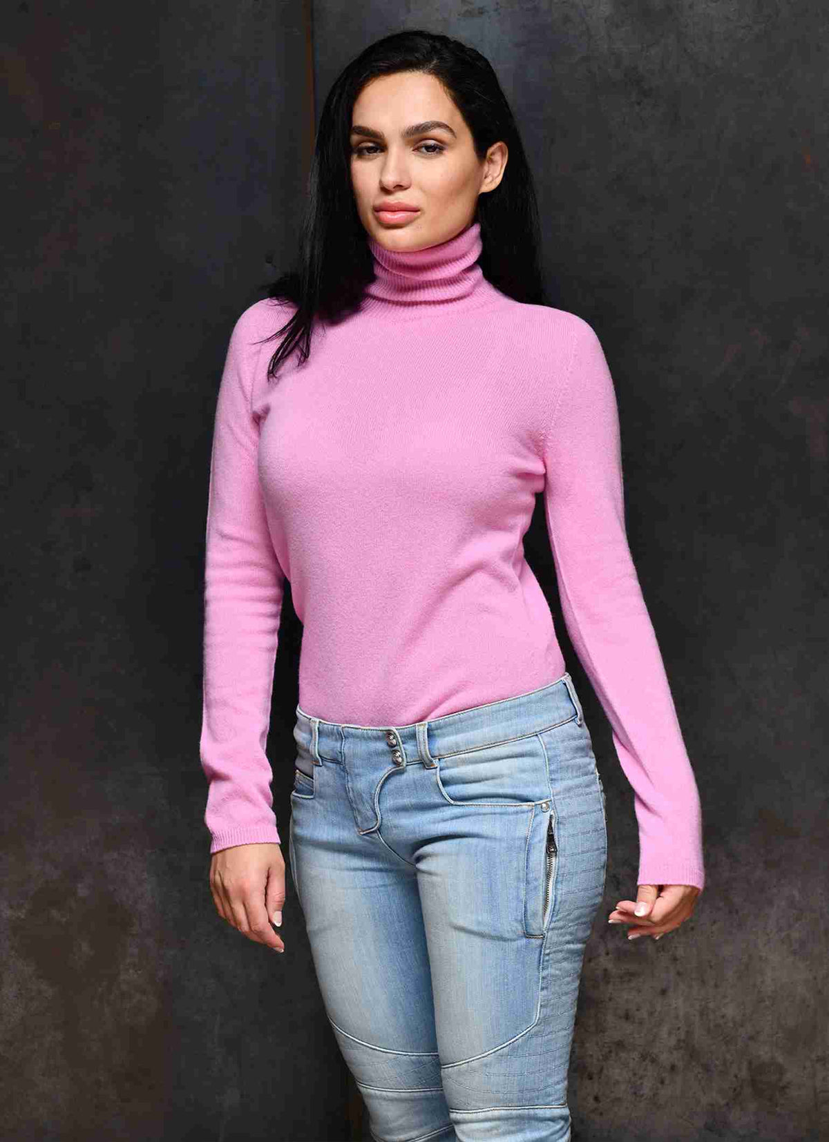 Women wearing 100% pure cashmere with jeans in color pink from Carmen Sol