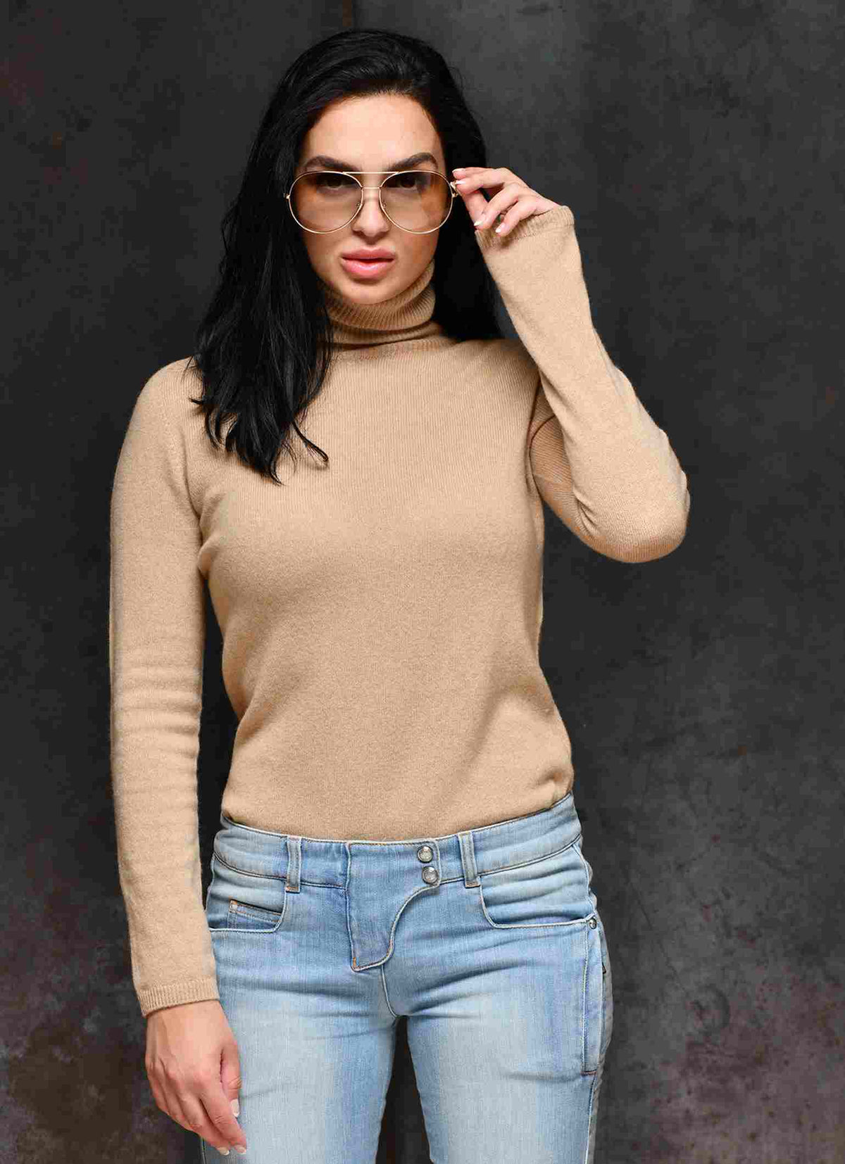 Women wearing Made in Italy Courmayeur cashmere turtleneck in color camel from Carmen Sol
