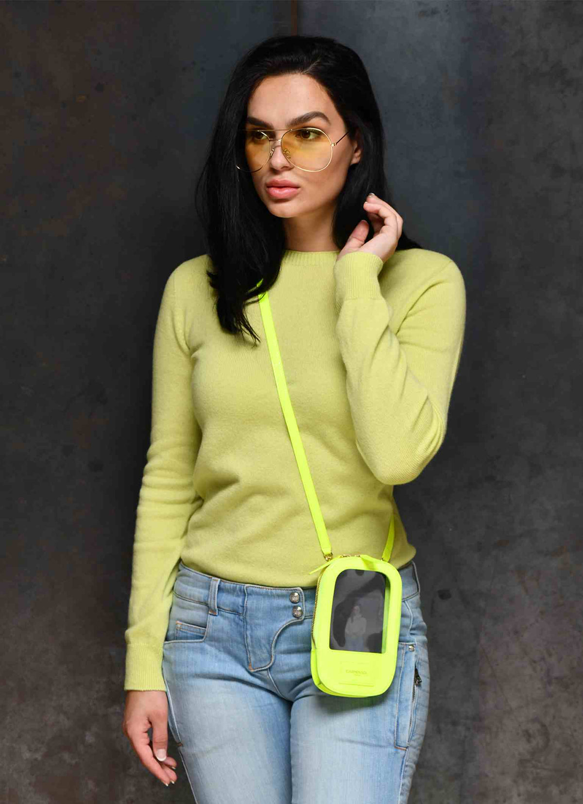 Gio smartphone holder in color neon yellow from Carmen Sol