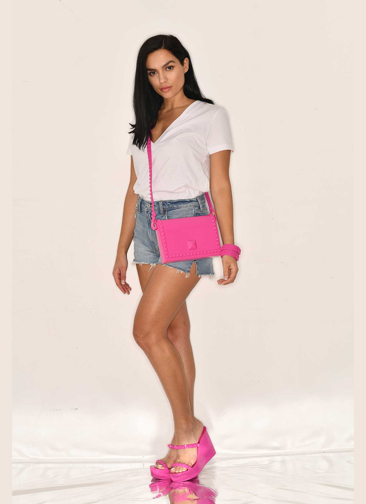 Flap jelly beach bags paired with Carmen Sol jelly bracelets and wedges
