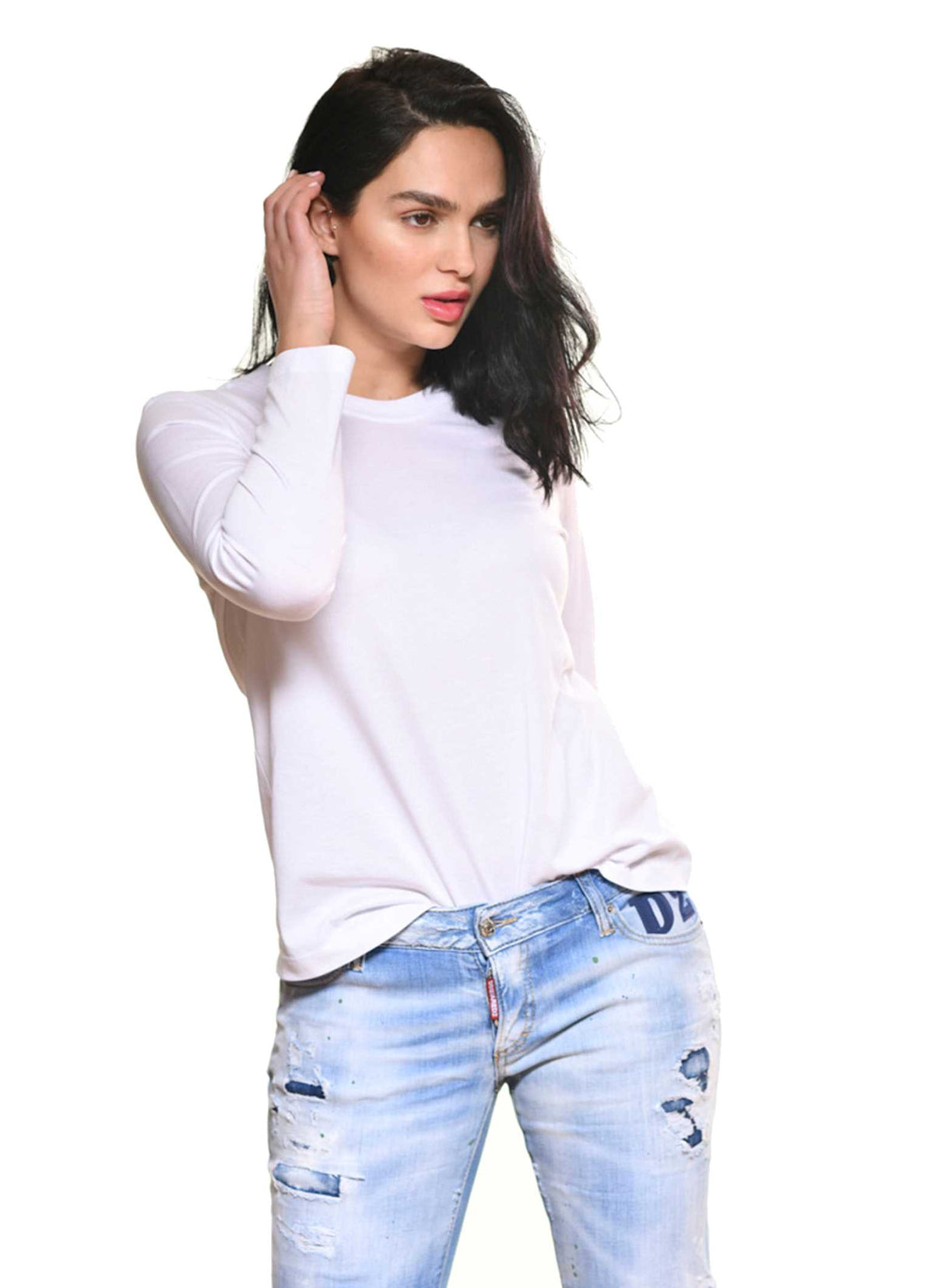 Women wearing long sleeve tees with round neck in color white from Carmen Sol with jeans