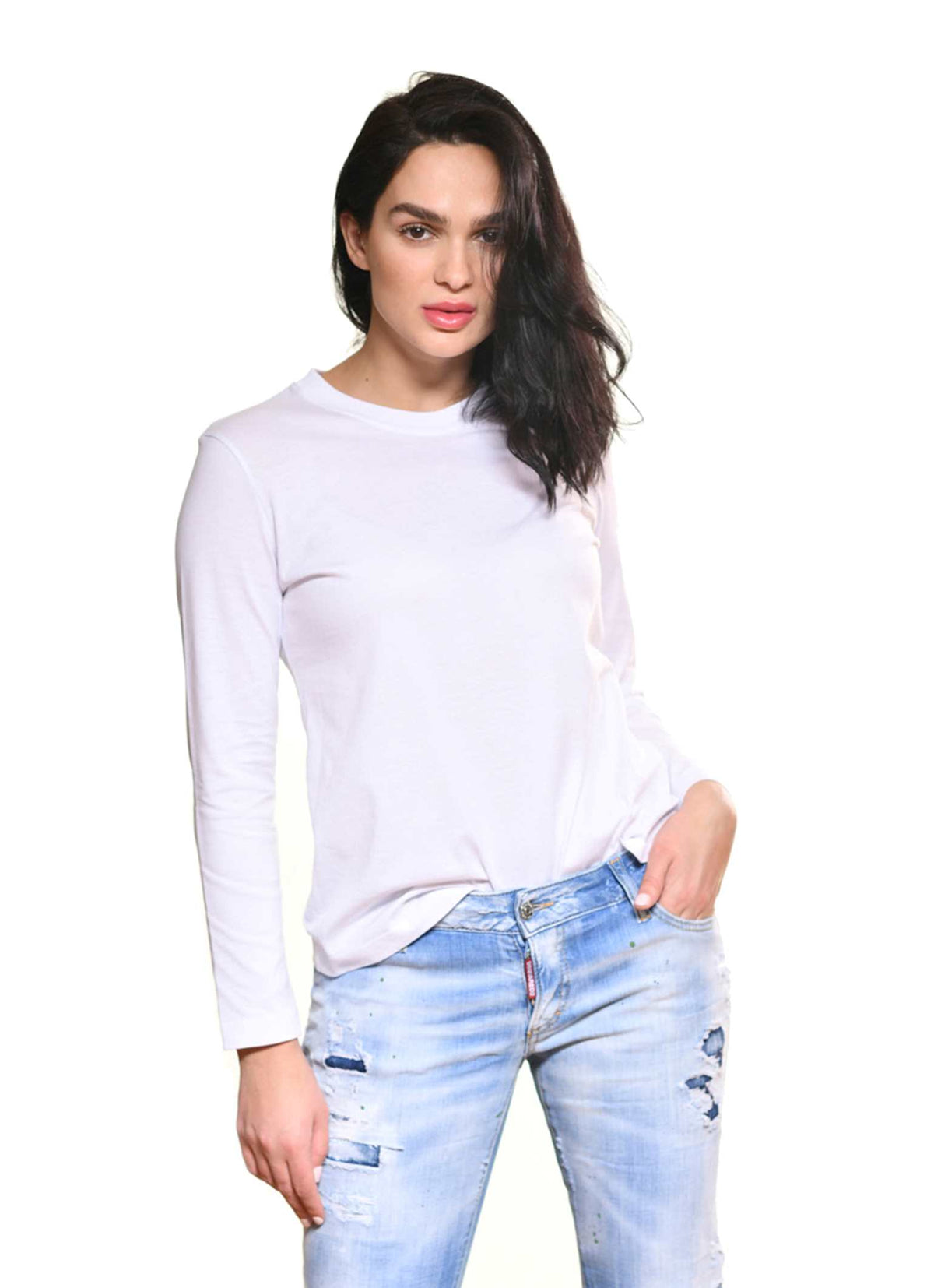 White tees for women with long sleeve and round neck from Carmen Sol