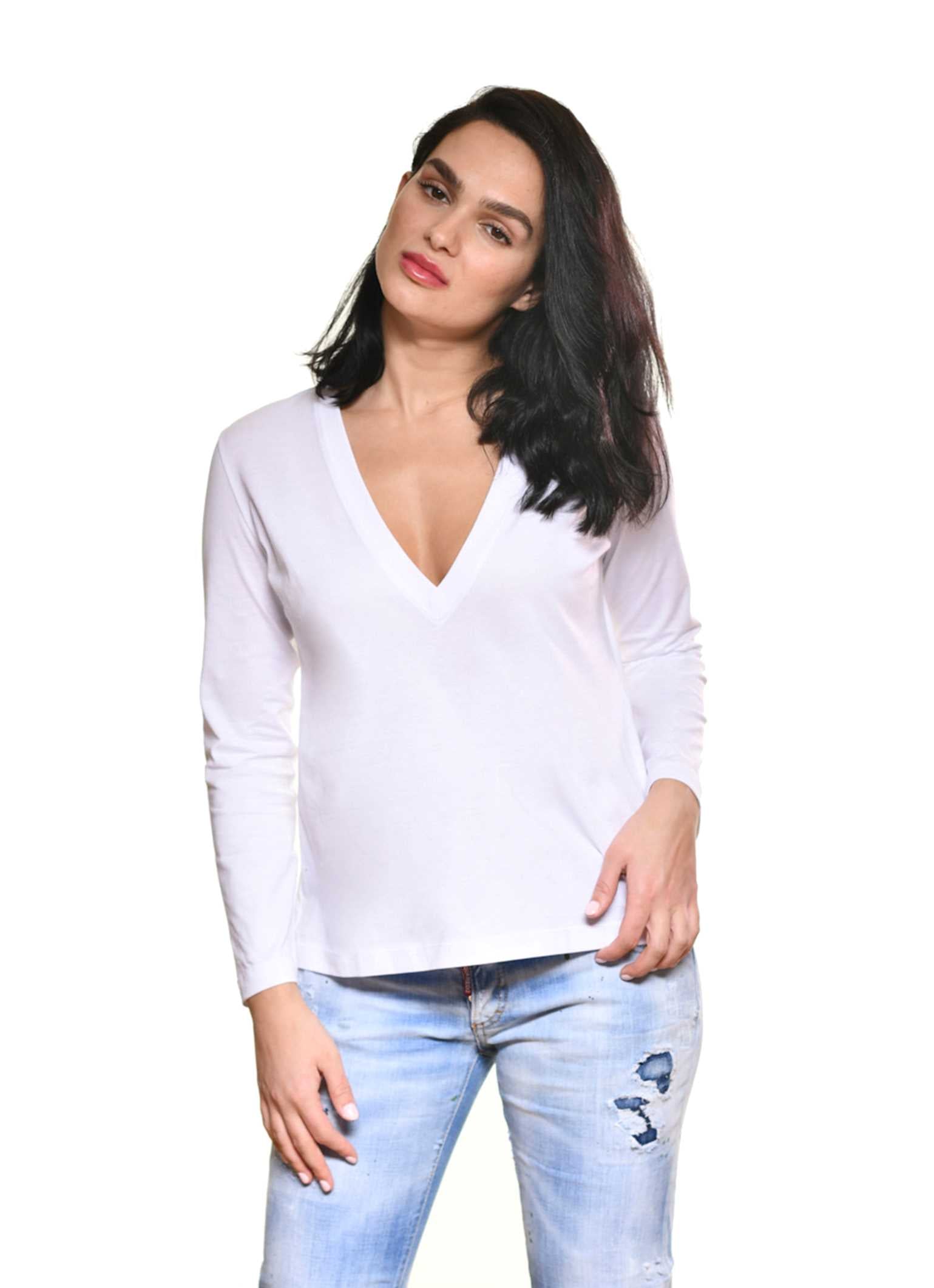 Women wearing long sleeve tee with v neck from Carmen Sol in color white with jeans