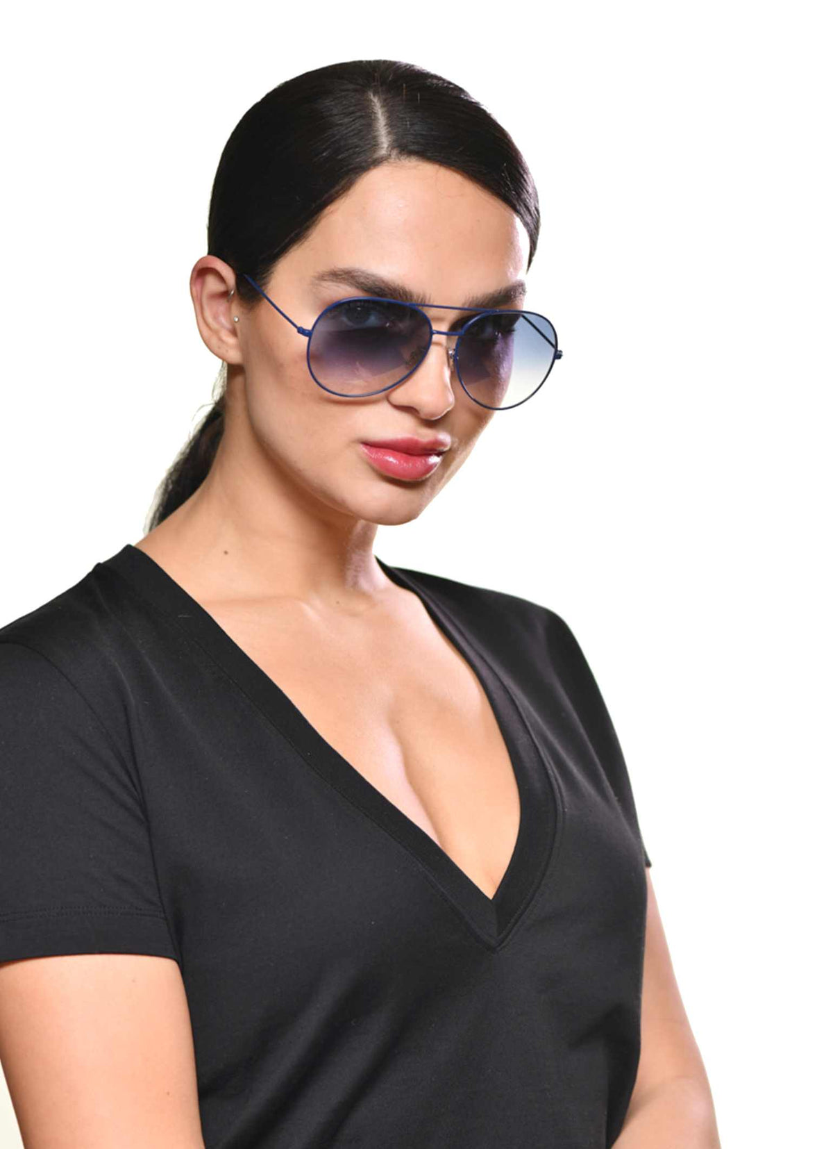 Black t-shirt with V neck and sunglasses aviator style for women