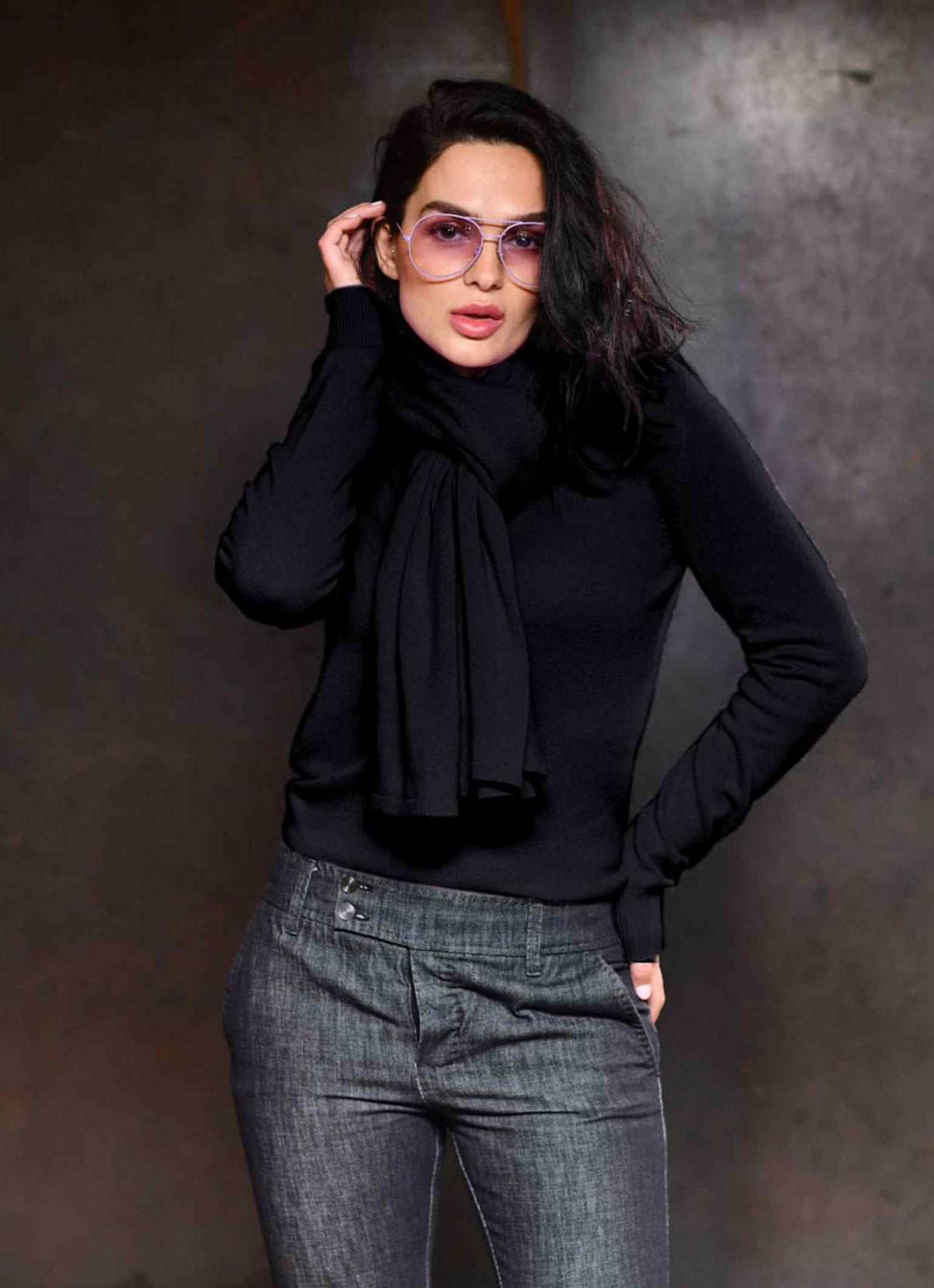 Black pure Cervinia cashmere scarf with matching cashmere from Carmen Sol