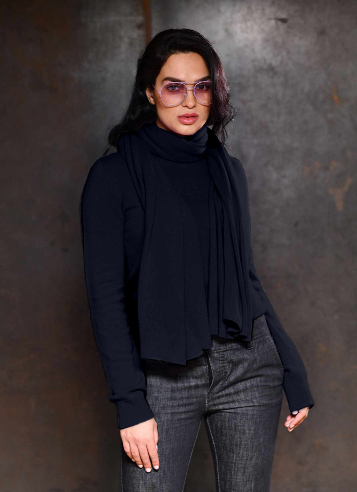Women wearing Carmen Sol Cervinia made in Italy cashmere scarf  in color navy blue with matching cashmere