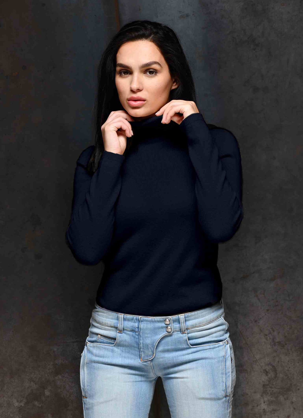 Women wearing soft Italian turtleneck cashmere sweater in color navy blue from Carmen Sol