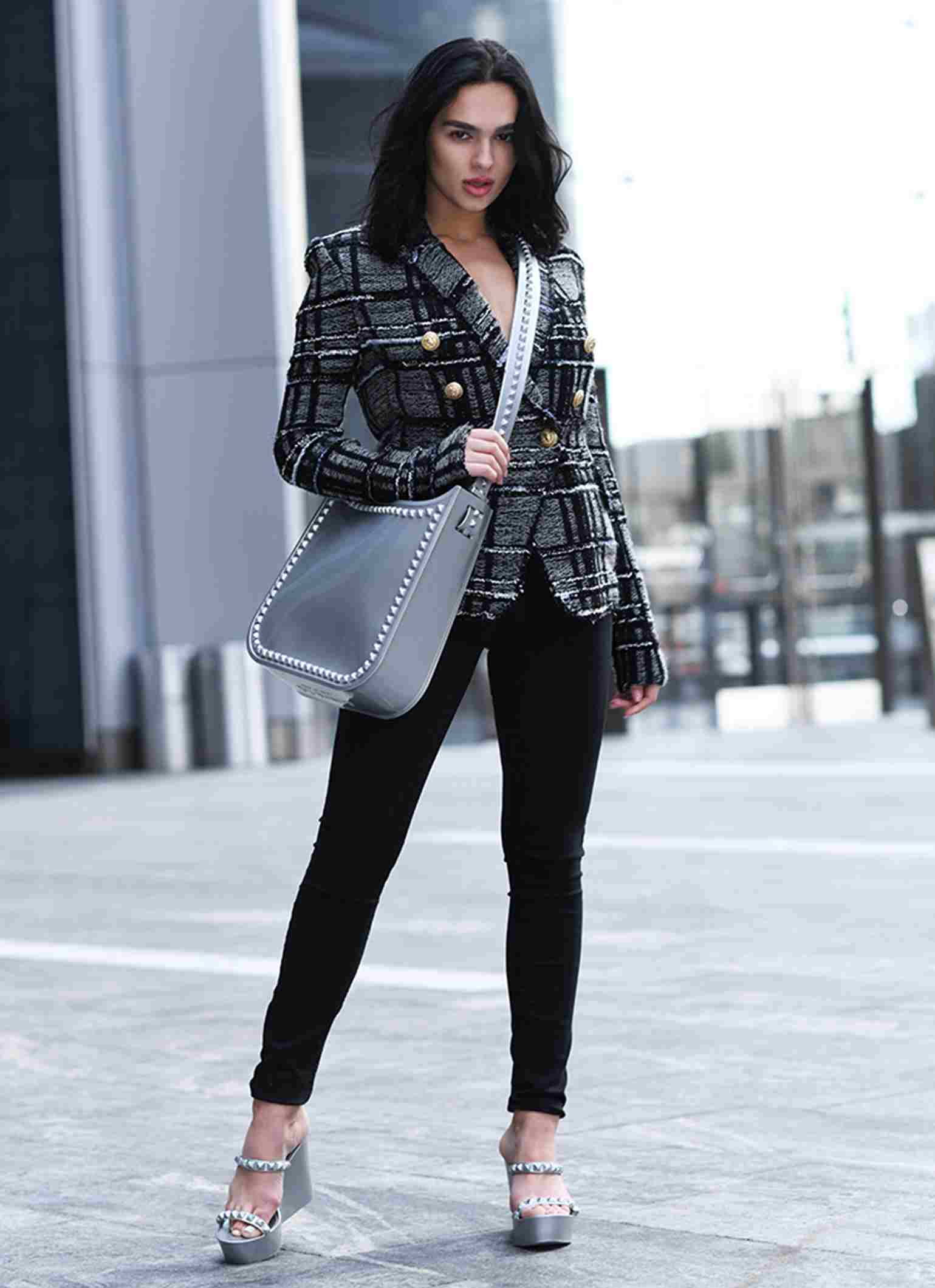 Woman wearing Carmen Sol jelly heels in silver with matching jelly crossbody