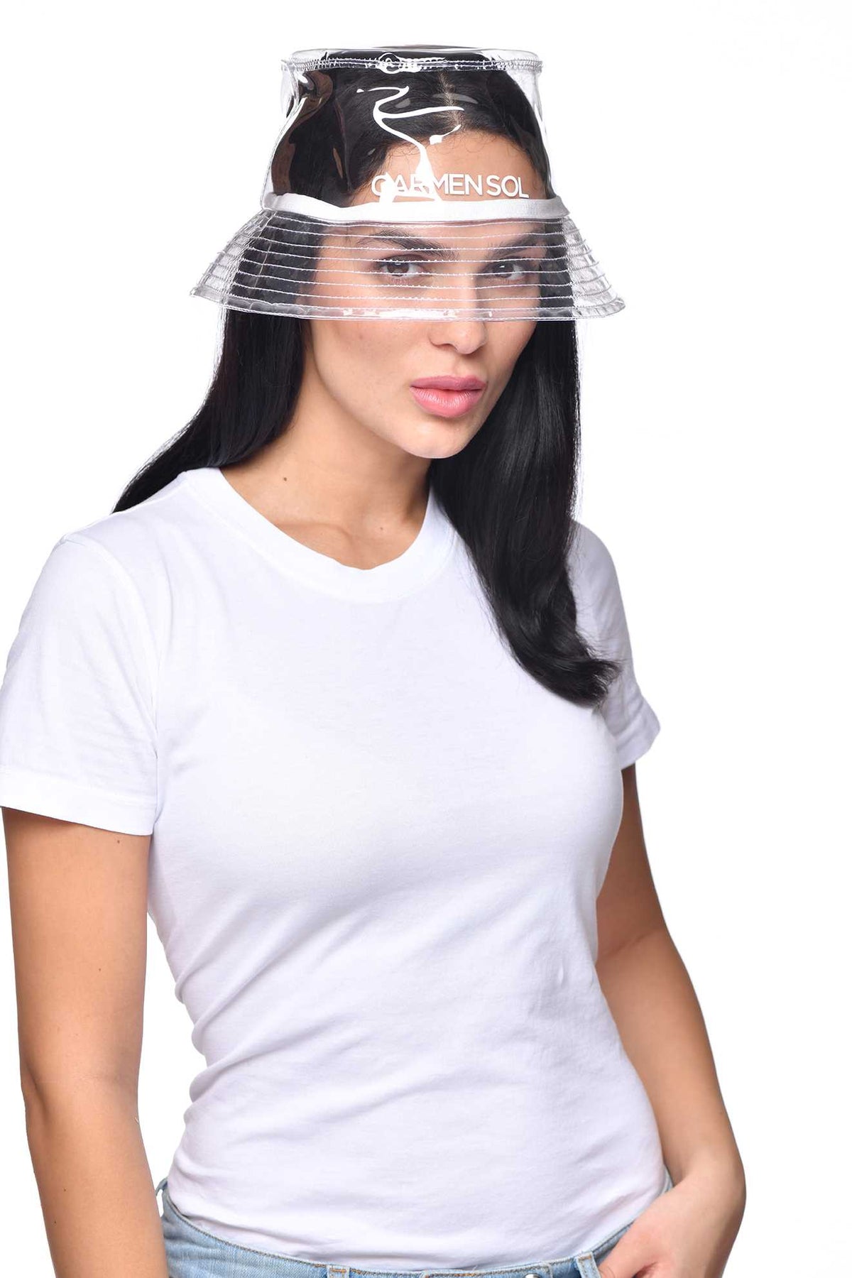 Women wearing white bucket hat from Carmen Sol